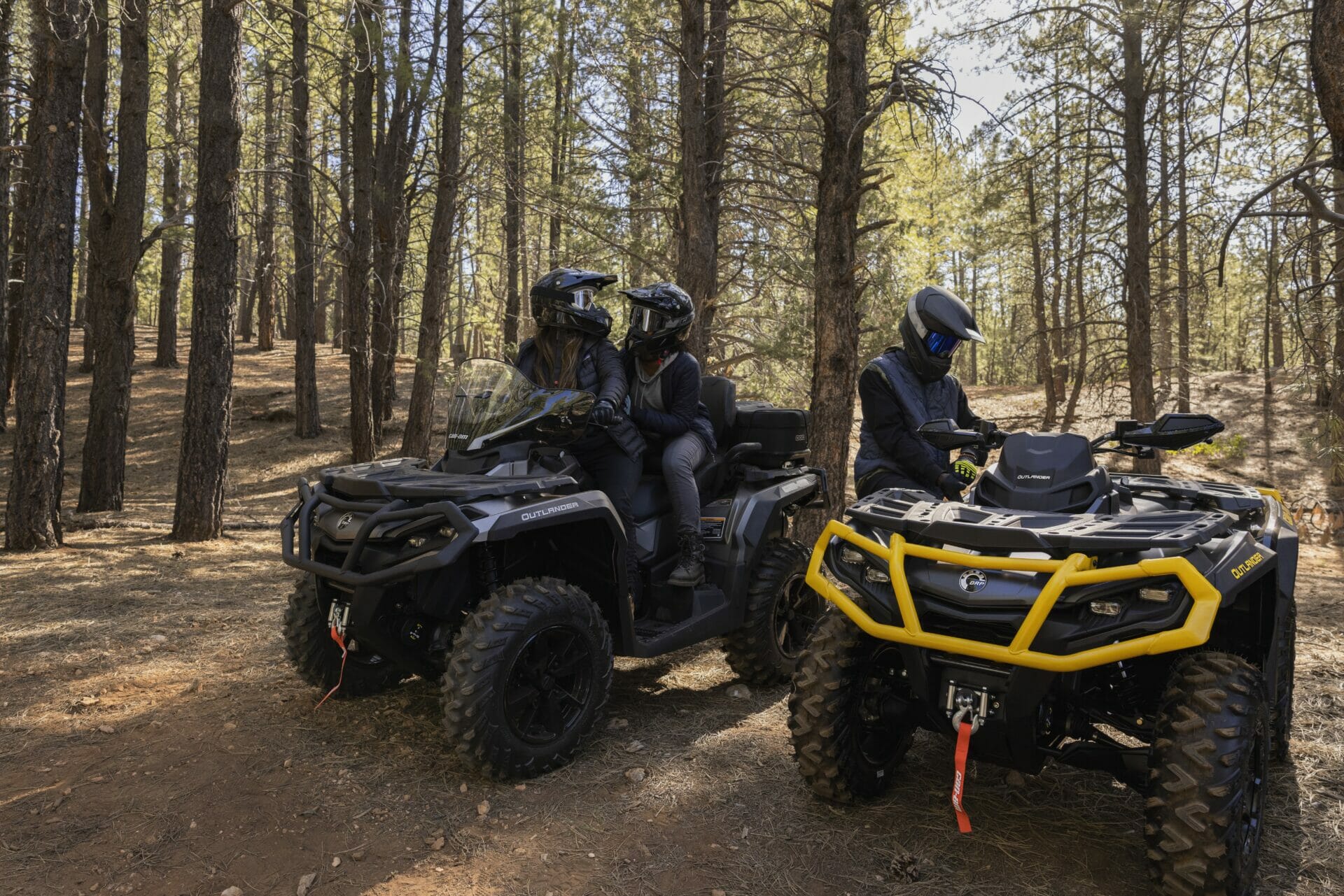 ORV ATV MY23 OUT MAX XT 850 OUT XT P000R PlatSatin IronGrayNeoYellow Lifestyle CDR58588 2