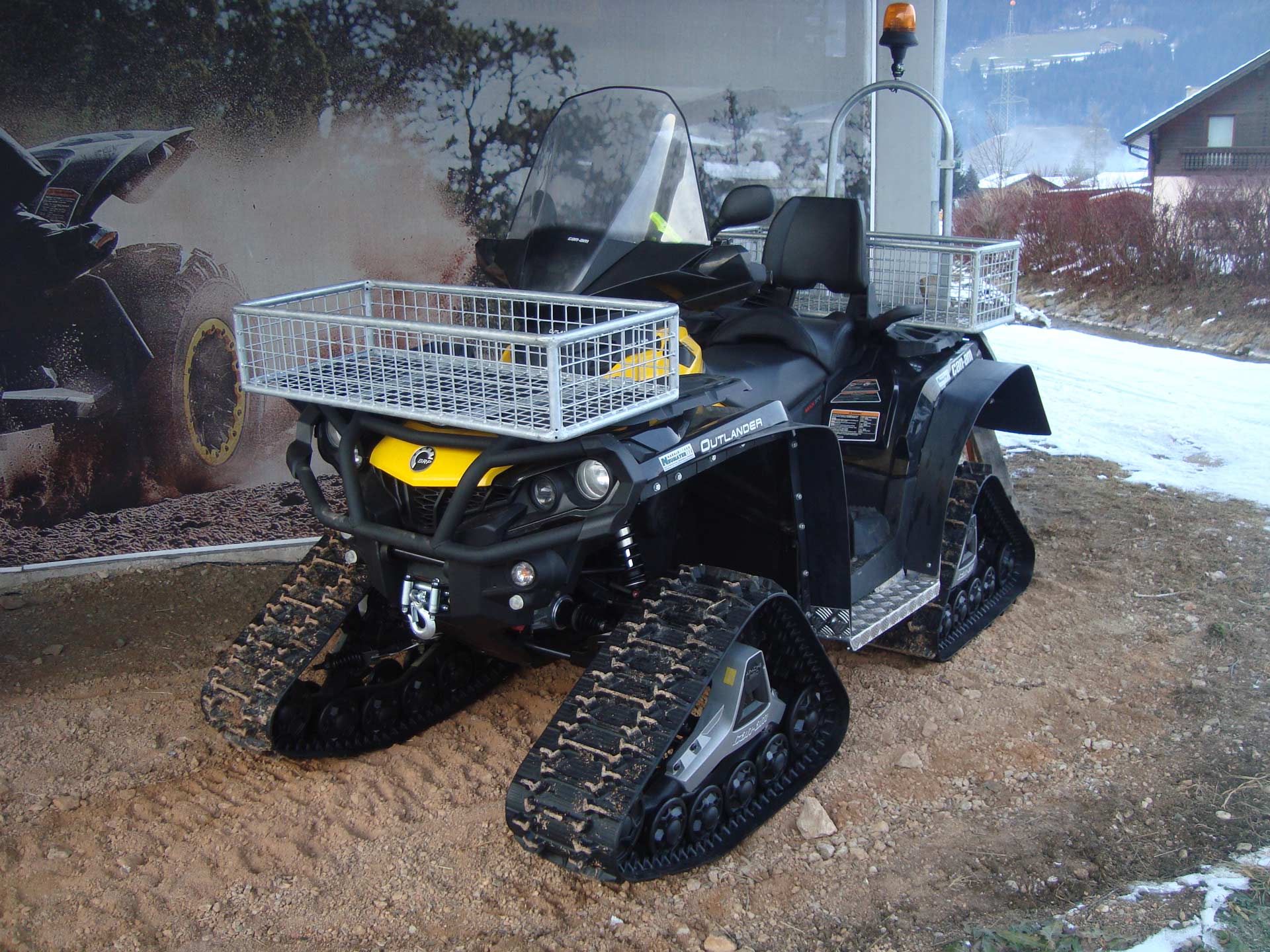 Ein Raupen ATV Quad mit Korbaufbauten vorne und hinten - Ansicht von vorne