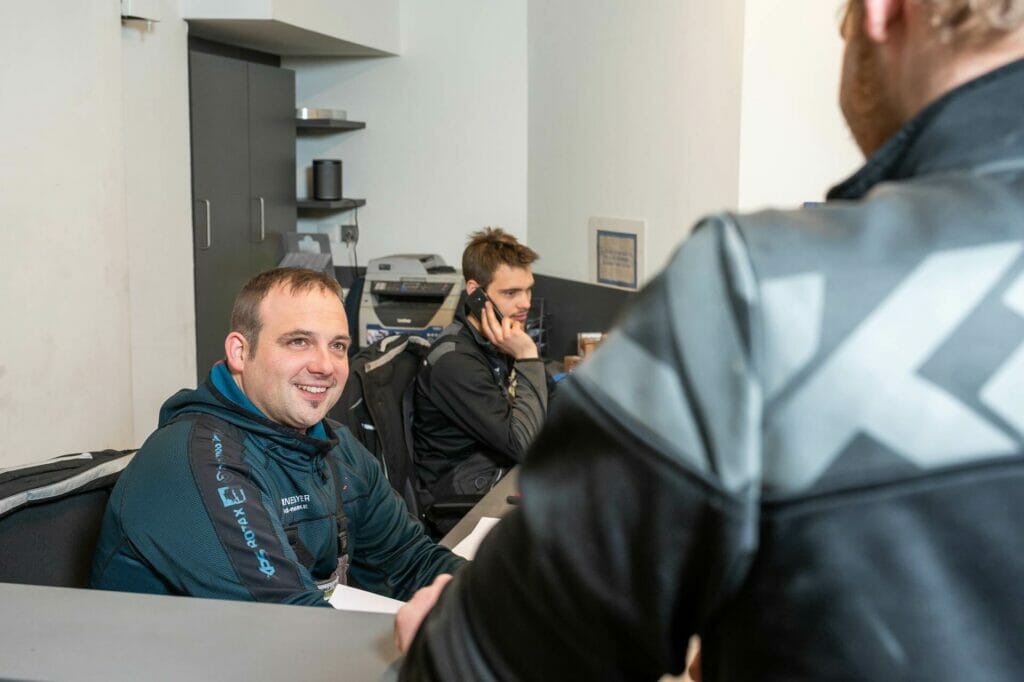 Gespräch mit Mitarbeiter im Büro der Harald Neumayer GmbH aus Salzburg