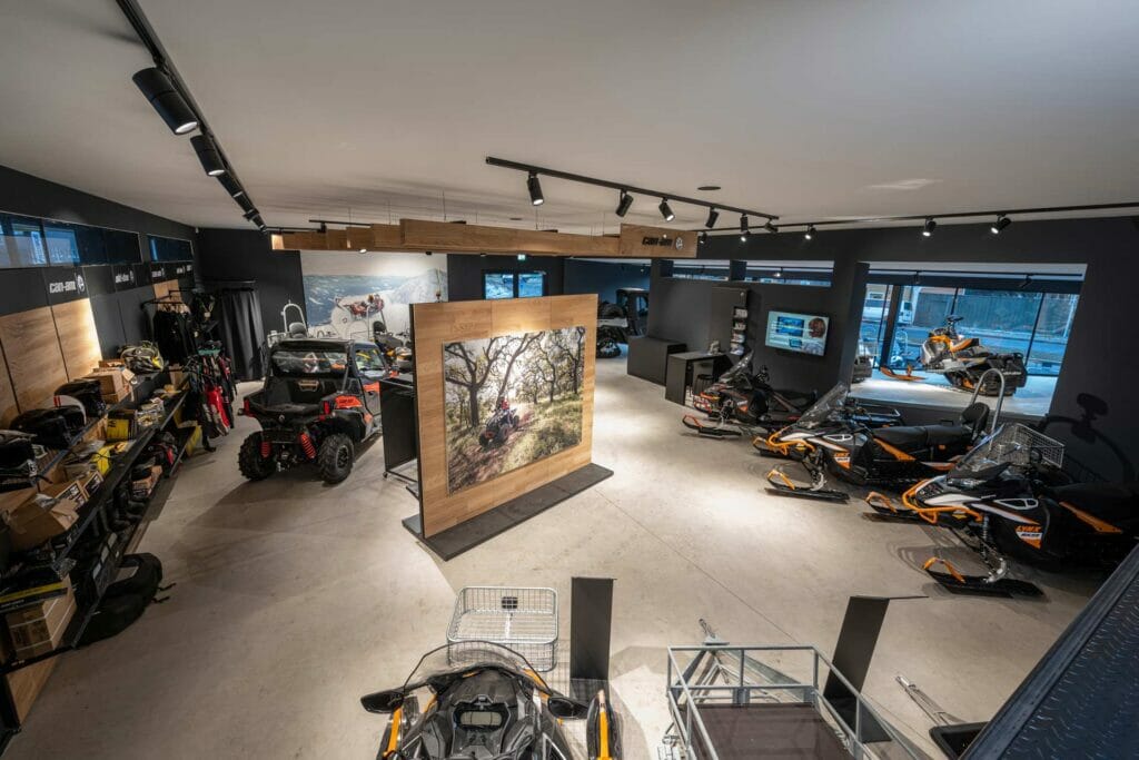 Ausstellung der Ski-doos, ATV, SSV und Quads von oben