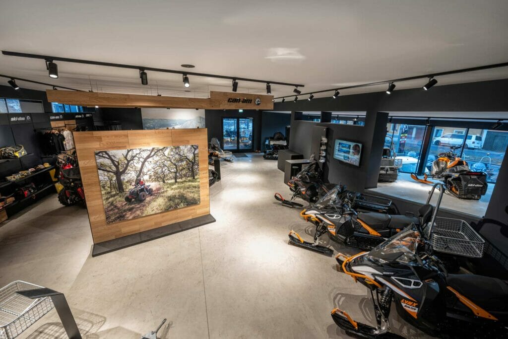 Blick auf die Ausstellung der Ski-doos im Obergeschoss