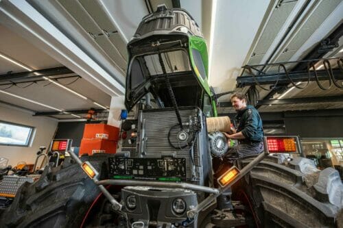 Einsetzen eines neuen Filters bei einem Fendt Traktor