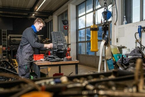 Arbeiten an einem Raupenantrieb eines ATV Quad